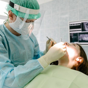 Врач рассказал о влиянии зубов на здоровье сердца