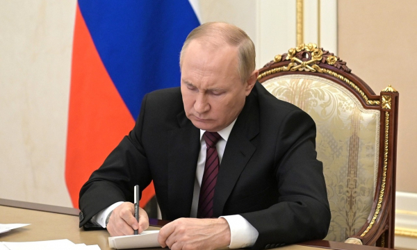 Подписал закон уже 19 раз: Путин снова перенес выплаты по вкладам СССР на другой год